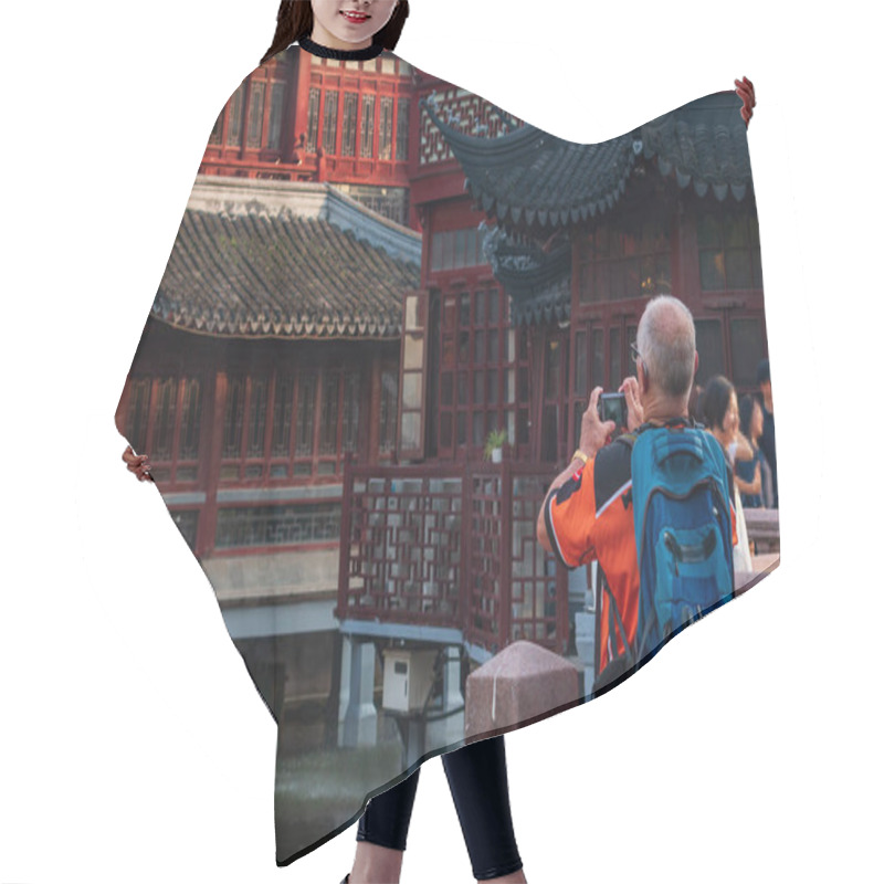 Personality  Tourist Take A Photo In Popular Famous Tourist Place Of Yuyuan Garden Old Shanghai Hair Cutting Cape