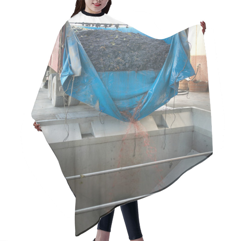 Personality  Grape Harvester Truck Hair Cutting Cape