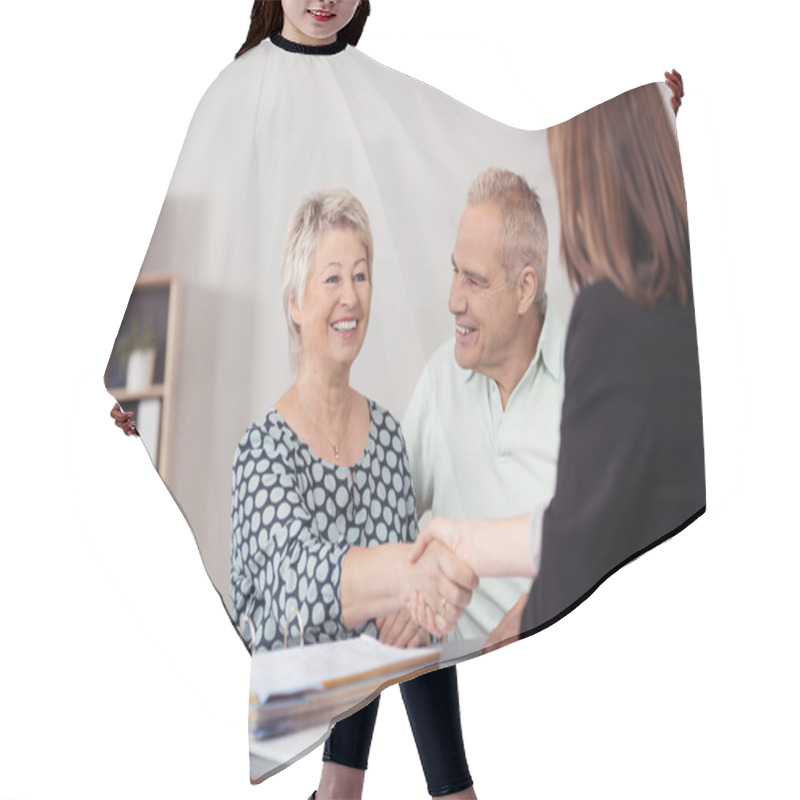 Personality  Senior Wife Shaking Hands To A Female Agent Hair Cutting Cape