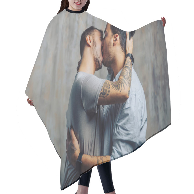 Personality  Cay Couple Enjoy Togetherness Indoors, Kiss Each Other Hair Cutting Cape