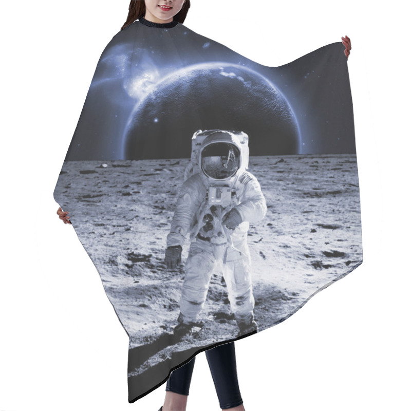 Personality  Astronaut Walk On The Moon Wear Cosmosuit. Future Concept Hair Cutting Cape