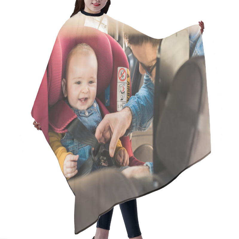 Personality  Father Fasten His Baby In Car Seat Hair Cutting Cape