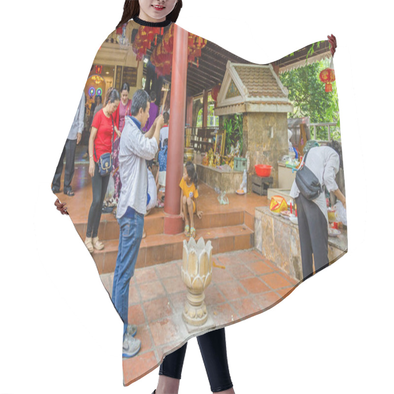 Personality  Phnom Penh, Cambodia - April 8, 2018: Devout  Buddhists Practicing Their Rituals In The Pagoda Of Wat Phnom (Mountain Pagoda), The Central Point Of Phnom Penh. Hair Cutting Cape