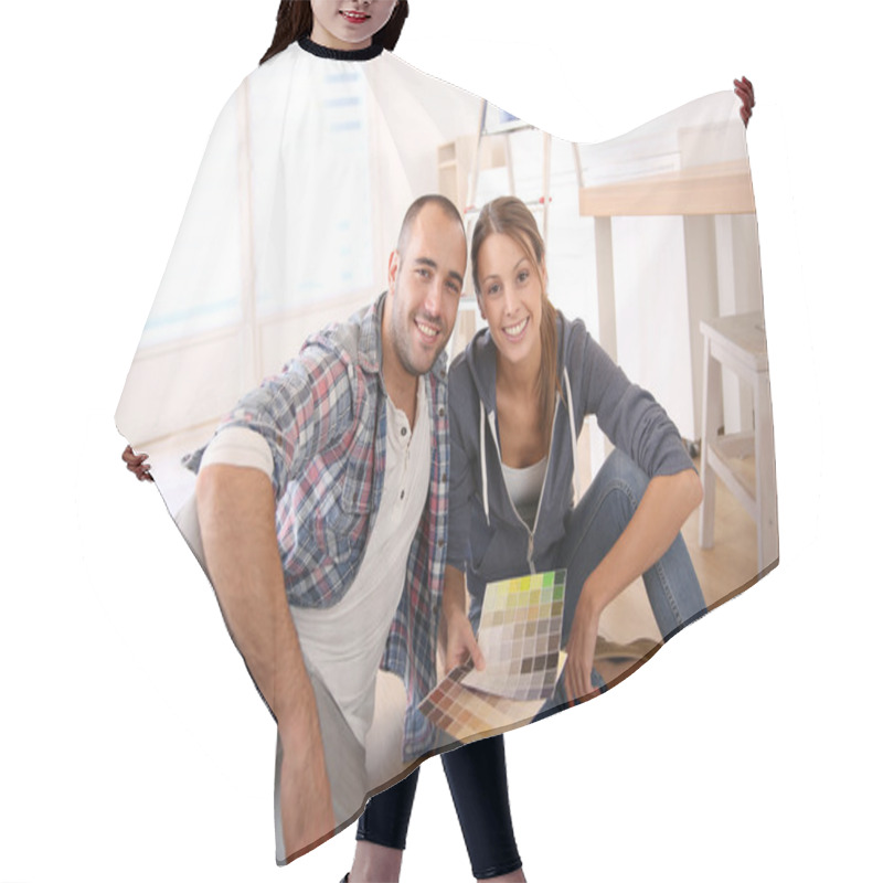 Personality  Couple In New House Hair Cutting Cape