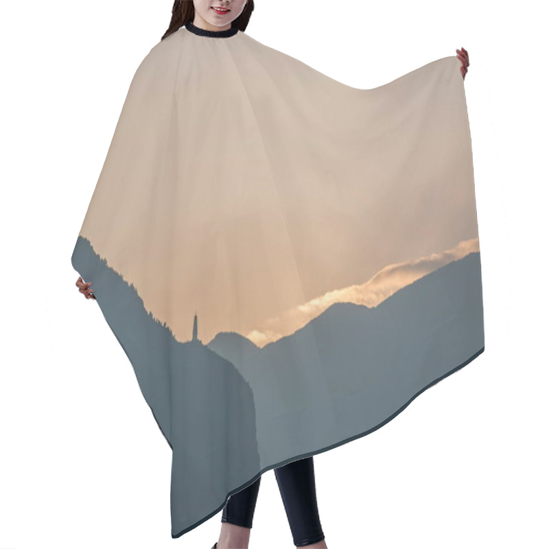 Personality  Yangtze River Three Gorges Wu Gorge Hair Cutting Cape