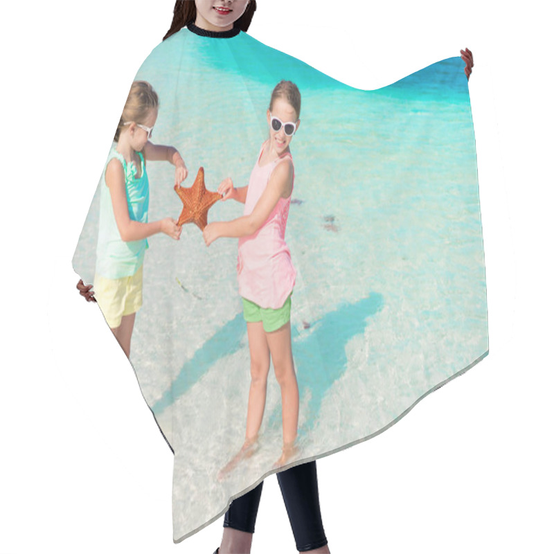 Personality  Adorable Little Girls Having Fun On The Beach Full Of Starfish On The Sand Hair Cutting Cape