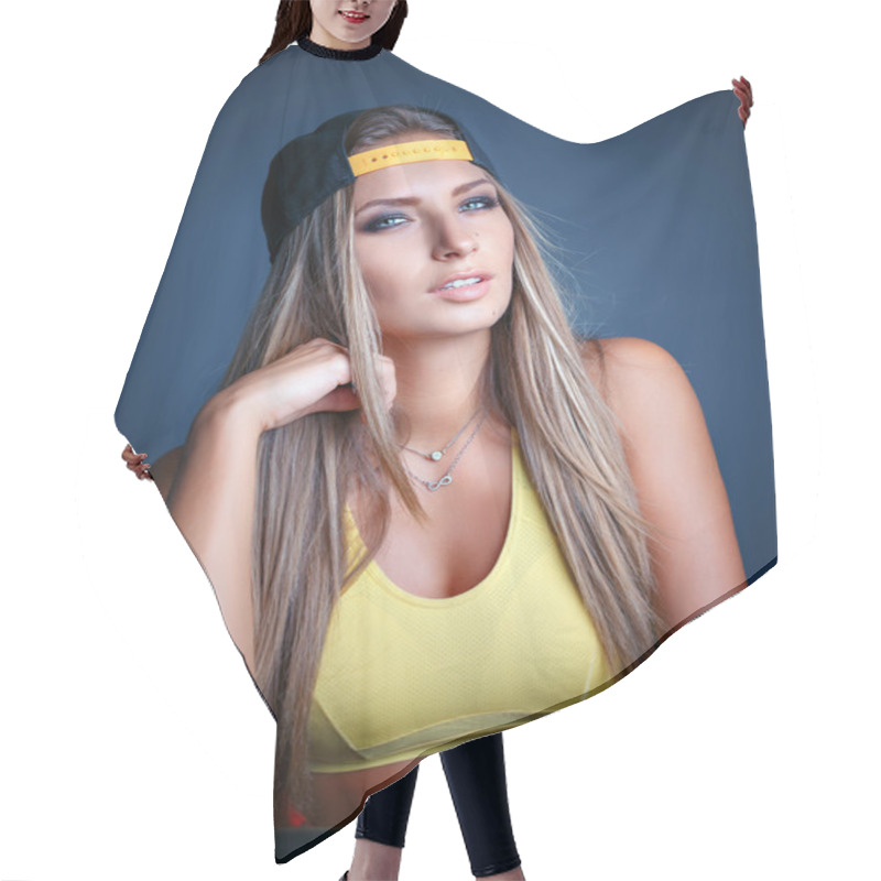 Personality  Stylish Young Girl Leaned On The Wall Hair Cutting Cape