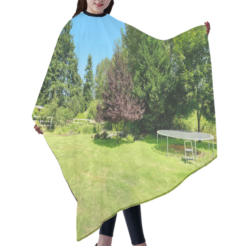 Personality  Green Backyard With Trampoline Hair Cutting Cape