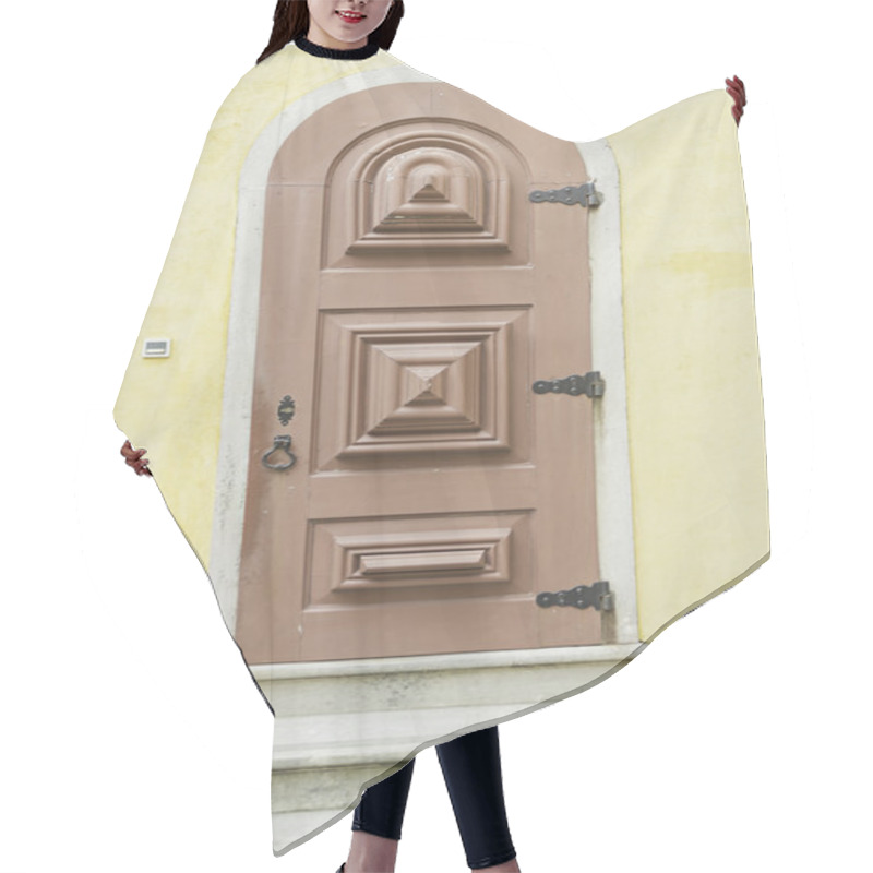 Personality  Carved Oak Door Hair Cutting Cape