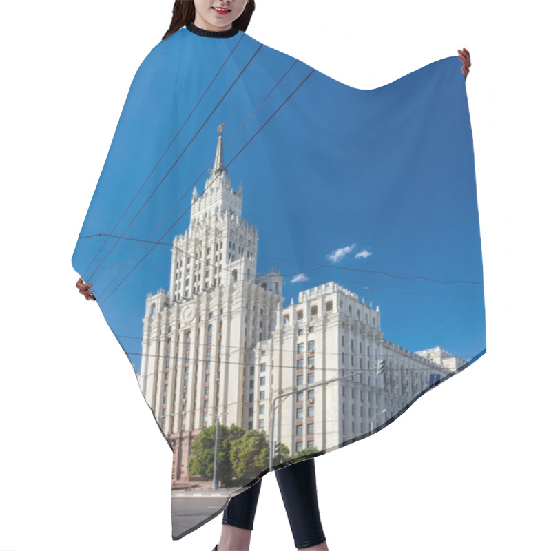 Personality  Red Gate Building Hair Cutting Cape