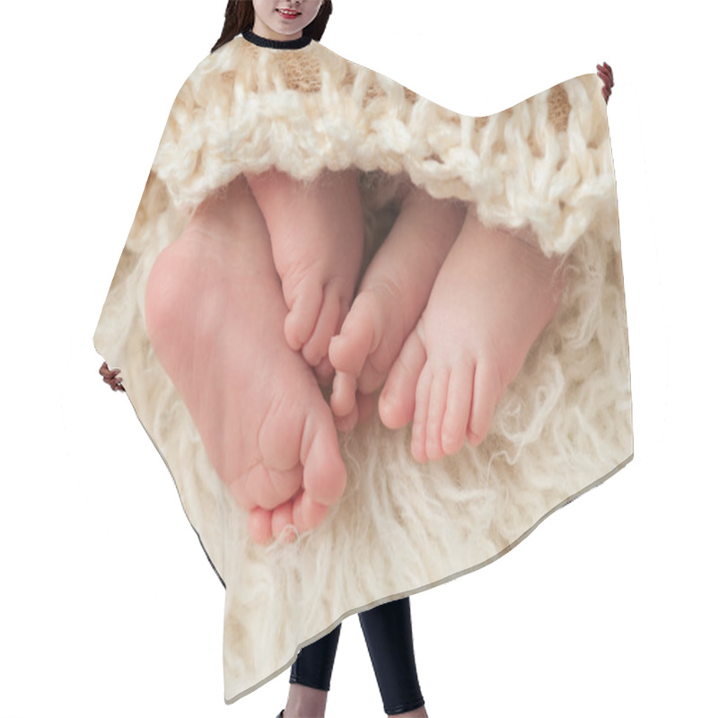 Personality  Feet Of Newborn Baby Twins Hair Cutting Cape