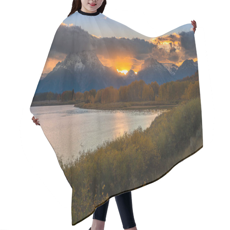 Personality  Oxbow Bend Point Hair Cutting Cape