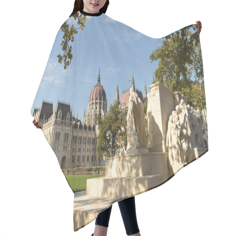 Personality  Kossuth Monument And Hungarian Parliament Building, Budapest Hair Cutting Cape