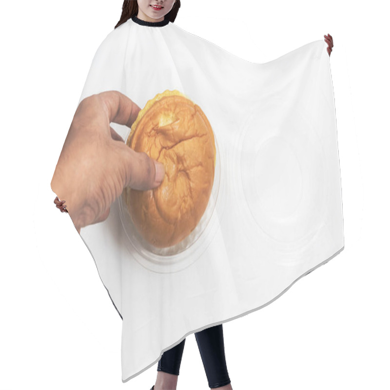 Personality  Top View Of A Hand Holding A Butter Bun In A Plastic Container On A White Background Hair Cutting Cape