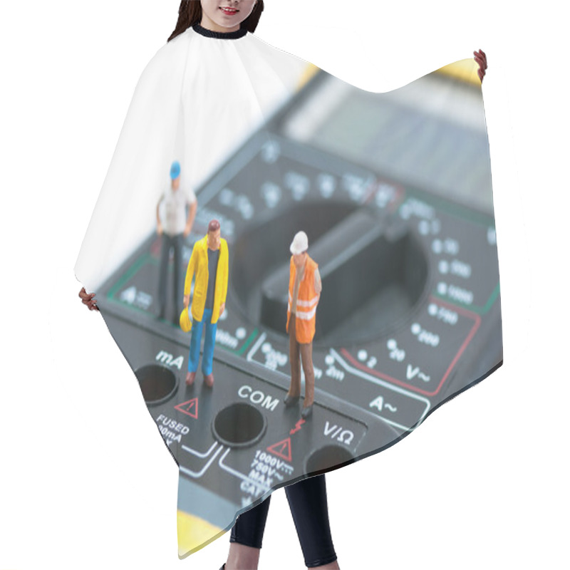 Personality  Miniature Workers On Top Of Multimeter Hair Cutting Cape