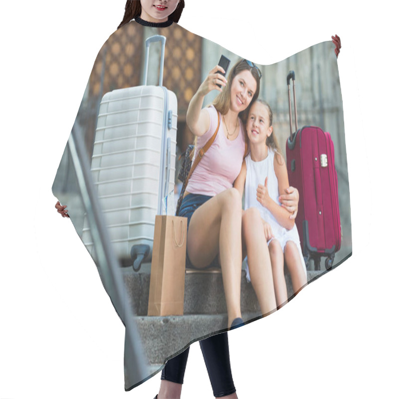 Personality  Woman With Little Daughter Traveling Together, Taking Selfie Hair Cutting Cape