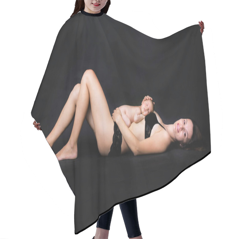 Personality  Newborn Baby Boy, Lie Down On Mothers Belly Hair Cutting Cape