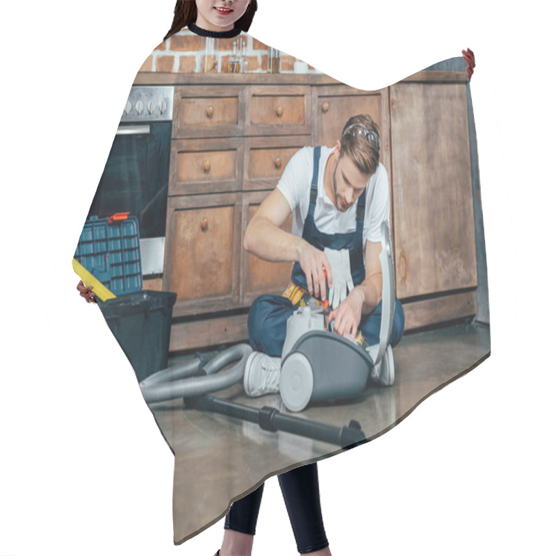 Personality  Professional Repairman Fixing Vacuum Cleaner Hair Cutting Cape