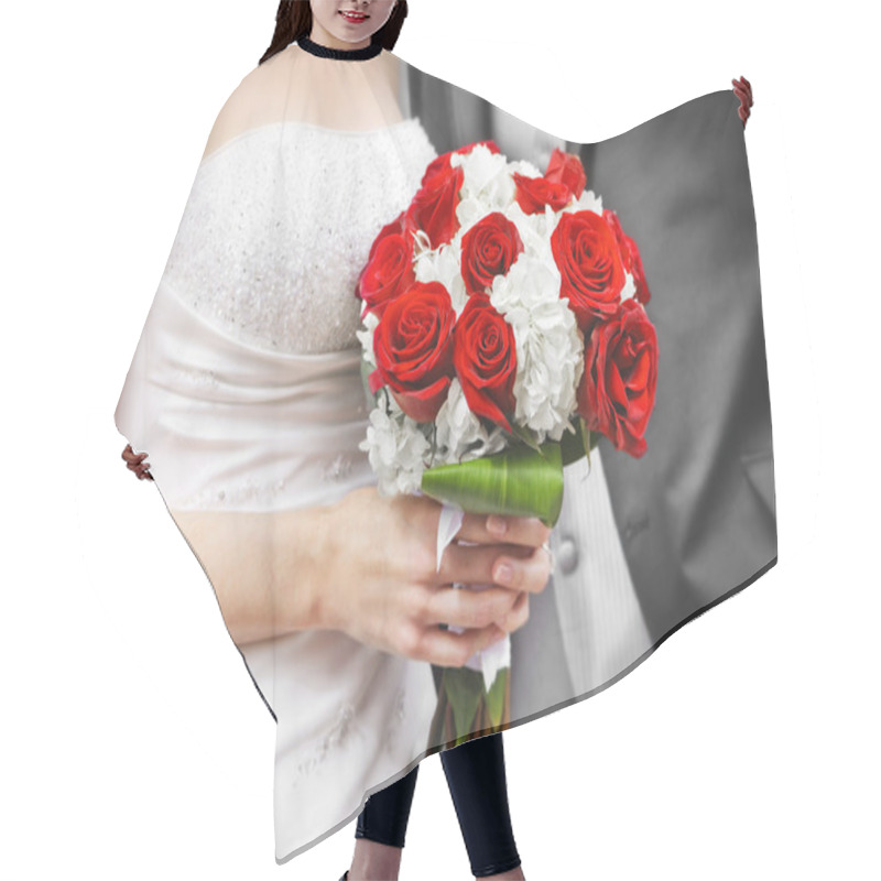 Personality  Bride And Groom With Bridal Bouquet Hair Cutting Cape