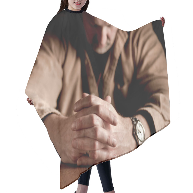 Personality  Man's Clasped Hands Hair Cutting Cape