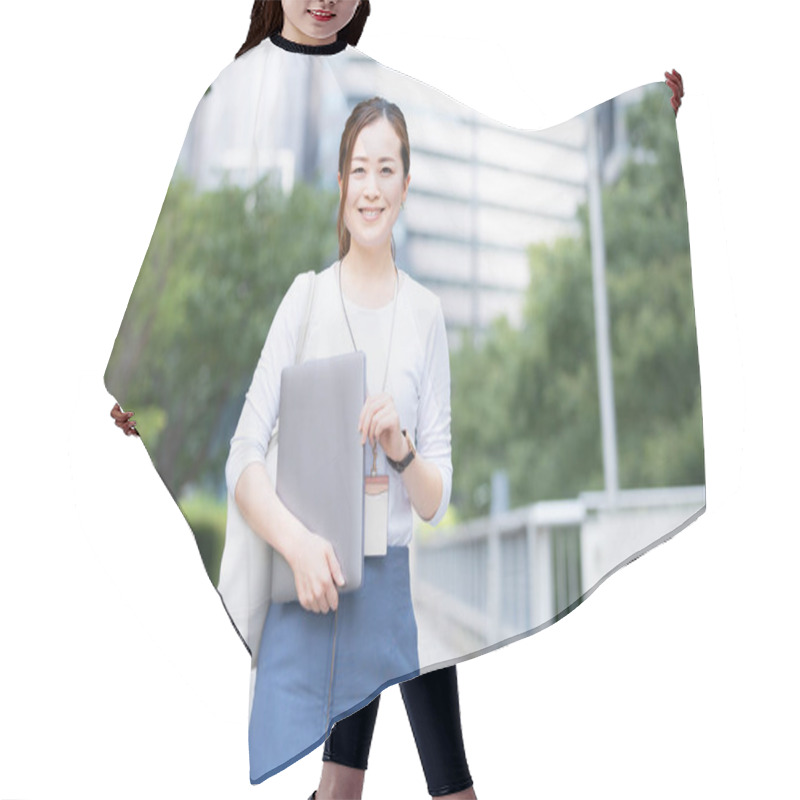 Personality  Asian (Japanese) Female Office Worker Working Outdoors With A Laptop Hair Cutting Cape