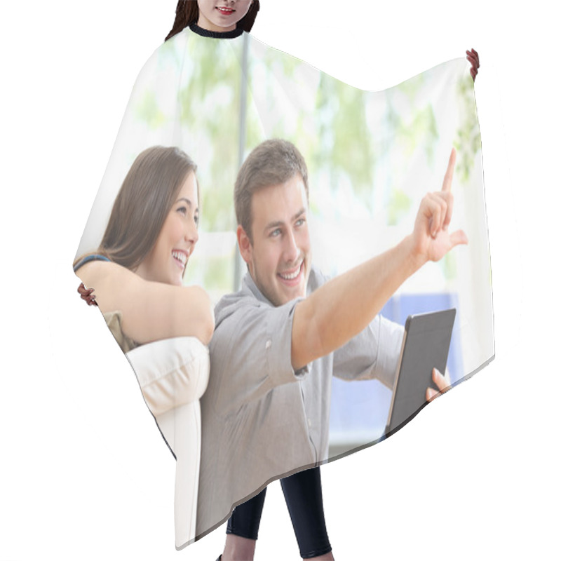 Personality  Couple Planning Decoration At Home Hair Cutting Cape