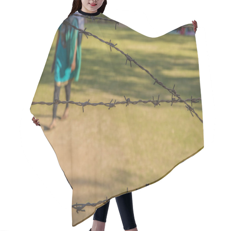 Personality  Wire With Blurred Shapes Of Migrants Hair Cutting Cape