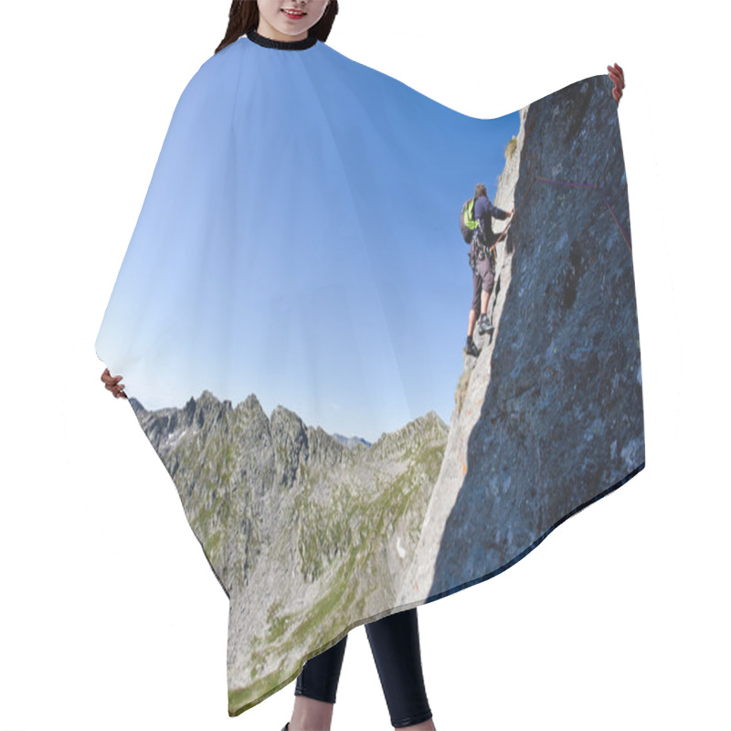 Personality  Caucasian Male Climber Hair Cutting Cape