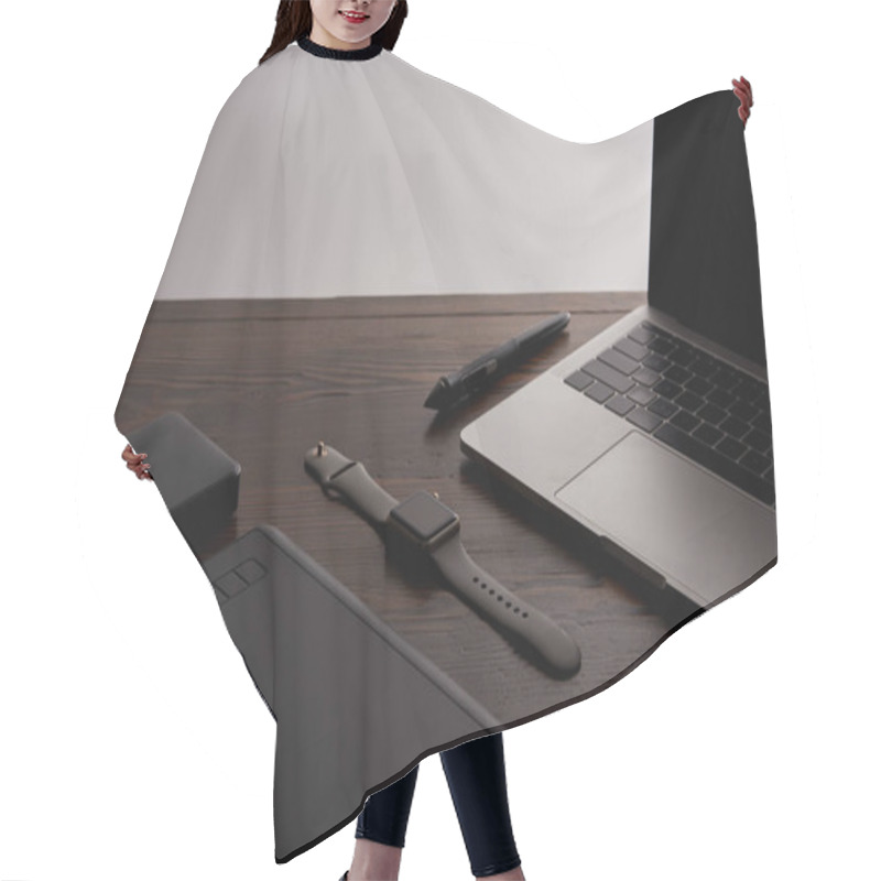 Personality  Close-up Shot Of Retoucher Gadgets On Wooden Table Hair Cutting Cape