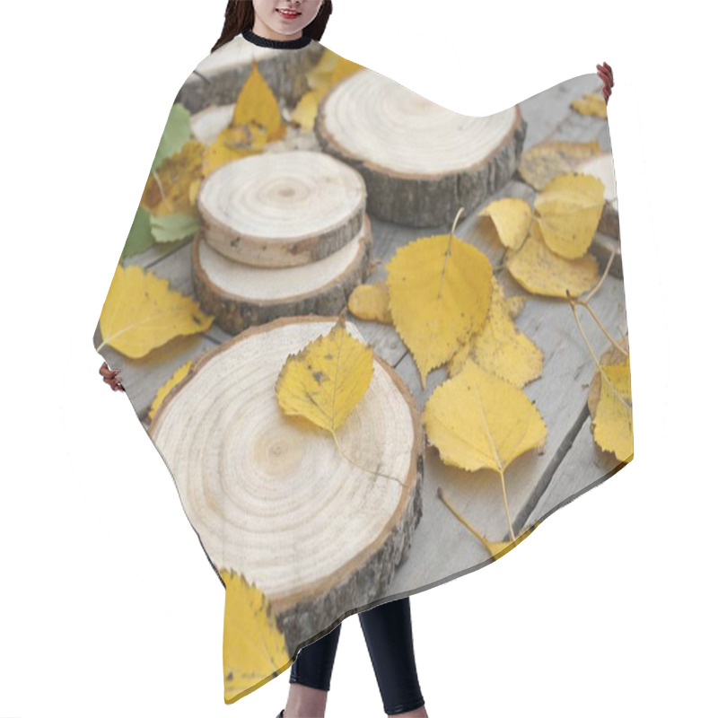 Personality  An Overhead View Capturing Pale Maple Wood Slices Accompanied By Bright Yellow Birch Leaves. The Soft, Creamy Grains Of The Maple Contrast With The Golden Hues Of The Birch Foliage, Creating A Warm, Autumn-inspired Palette. The Slices Are Evenly Spac Hair Cutting Cape