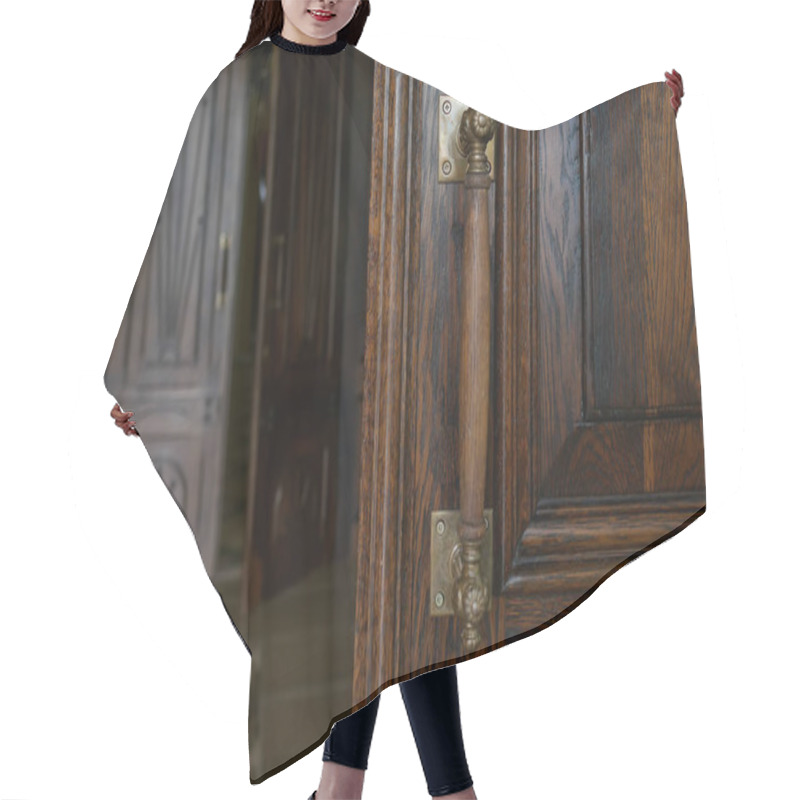 Personality  Old Luxury Wooden Door Close-up Hair Cutting Cape