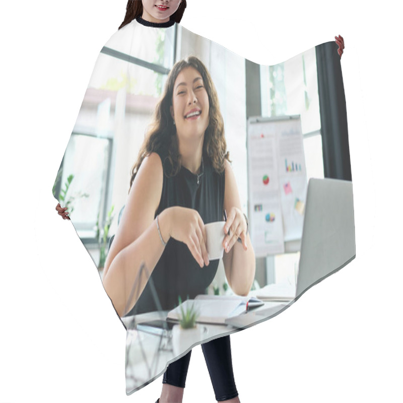 Personality  A Young Professional With Curly Hair Smiles While Holding A Coffee Cup, Surrounded By Office Essentials And A Laptop. Hair Cutting Cape