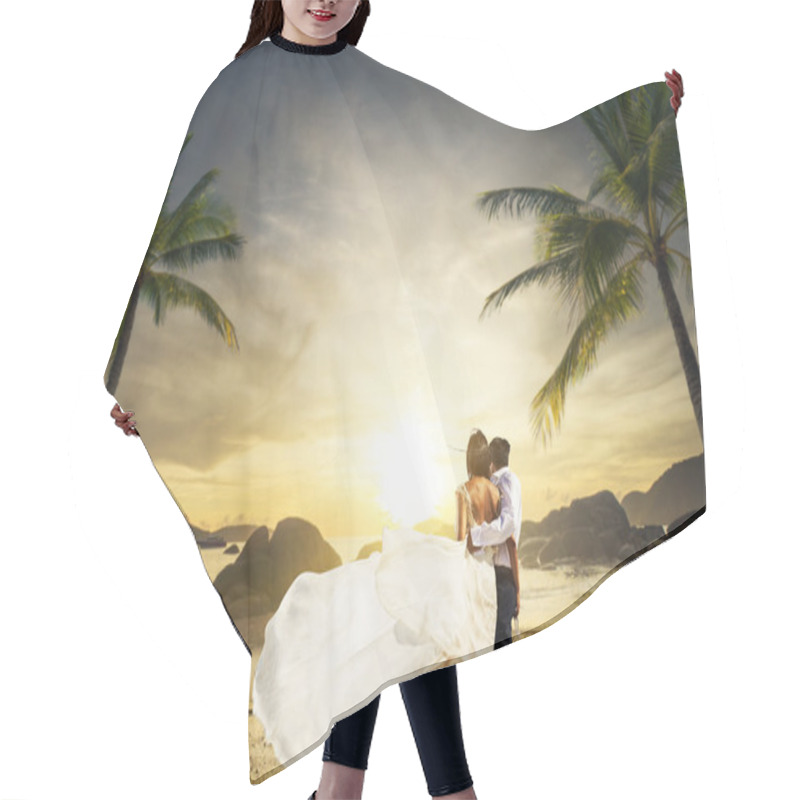 Personality  Romantic Couple On Beach Hair Cutting Cape