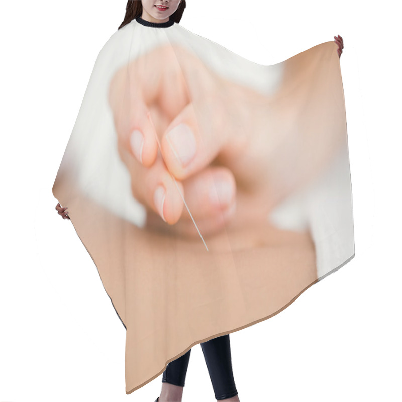 Personality  Woman Holding Needle In An Acupuncture Therapy Hair Cutting Cape