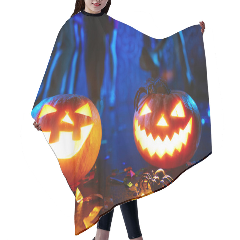 Personality  Pumpkin Lanterns On Floor Hair Cutting Cape