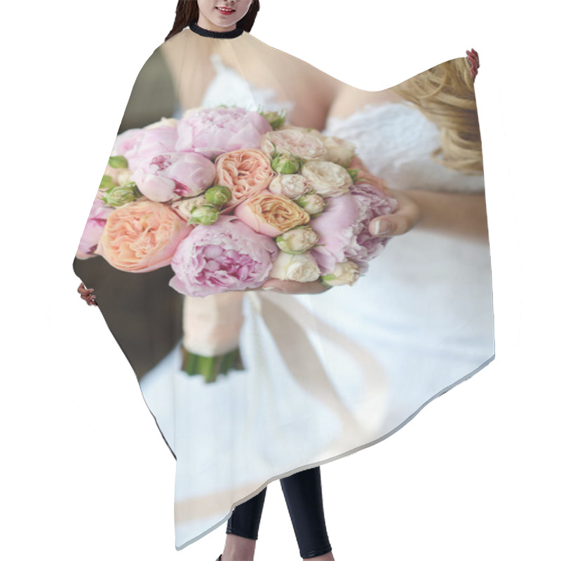 Personality  Beautiful Blonde Bride With Bouquet Hair Cutting Cape