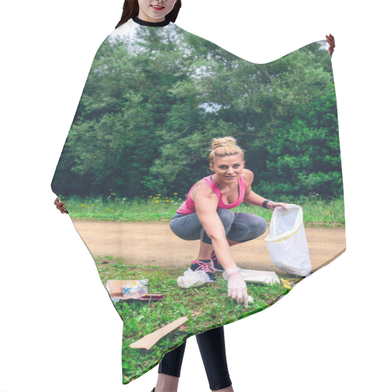 Personality  Girl Picking Up Trash Doing Plogging Hair Cutting Cape