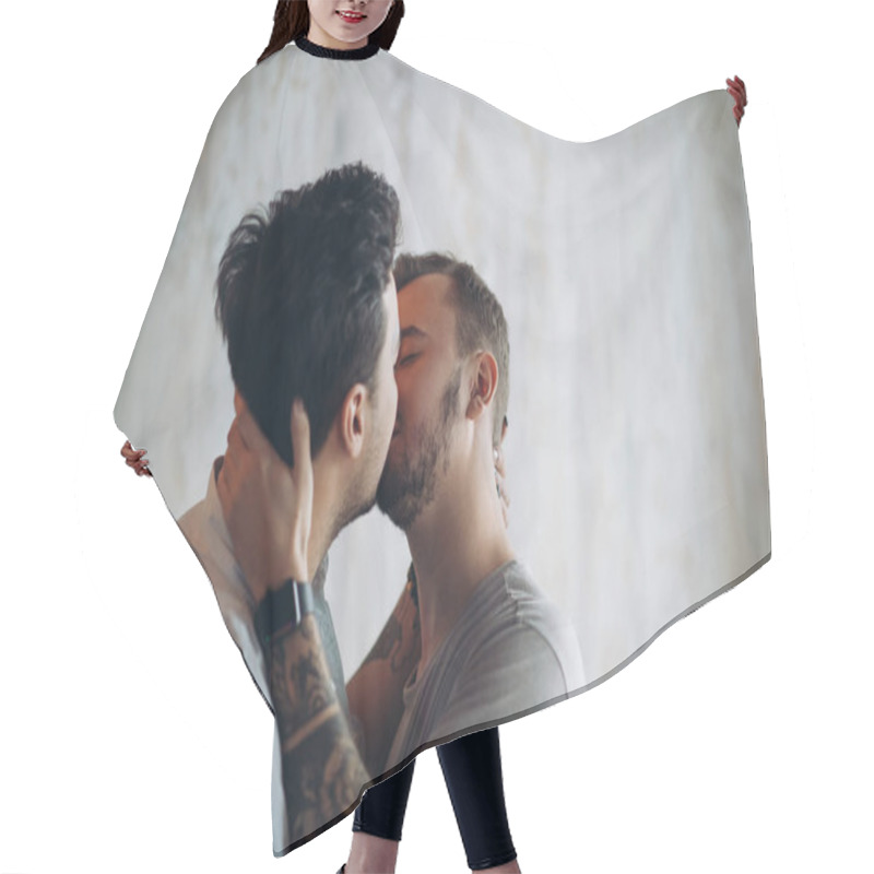 Personality  Cay Couple Enjoy Togetherness Indoors, Kiss Each Other Hair Cutting Cape