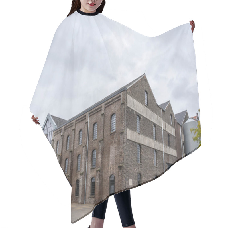 Personality  Old Factory Facade Hair Cutting Cape