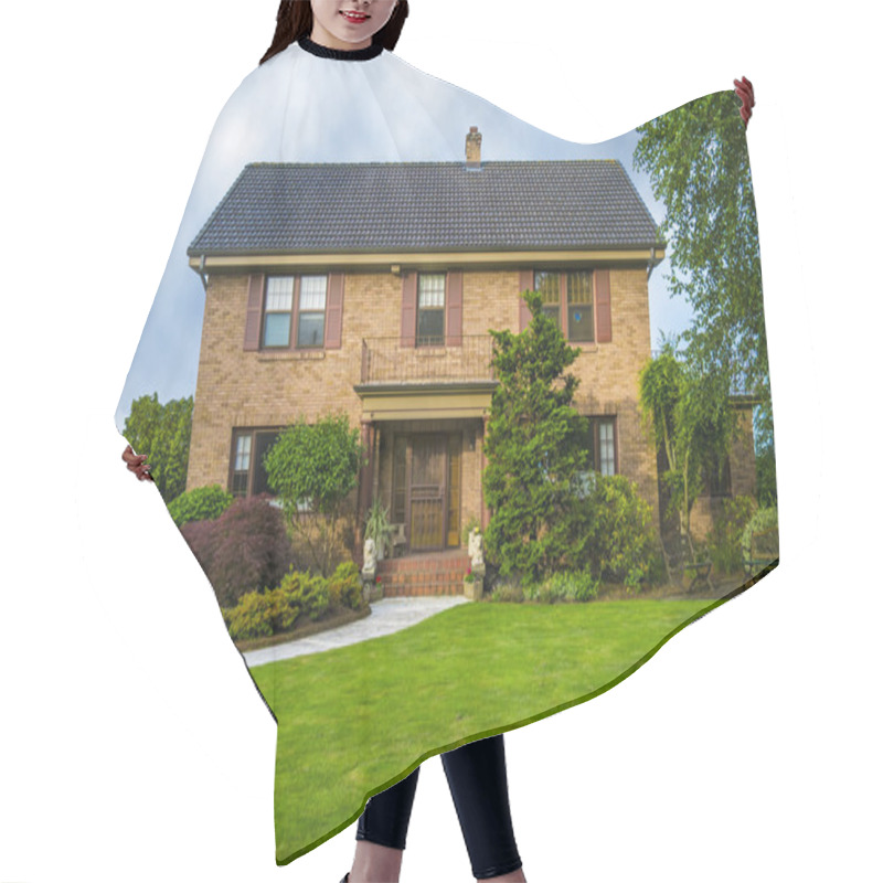 Personality  Classic Two Story Brick House Hair Cutting Cape