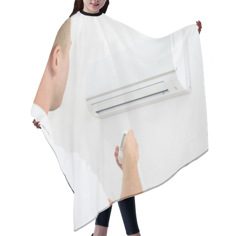 Personality  Man Operating Air Conditioner Hair Cutting Cape