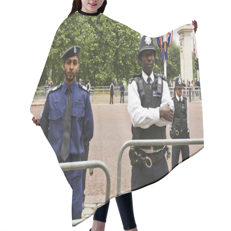 Personality  Policemen On Guard Hair Cutting Cape