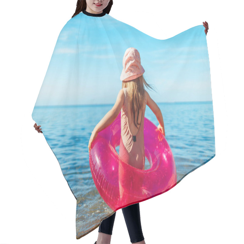 Personality  Happy Little Girl Bathing In Sea With Pink Circle Hair Cutting Cape