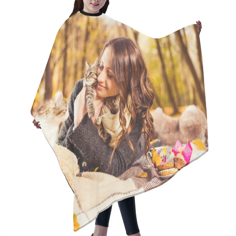 Personality  Pretty Woman With Cats Hair Cutting Cape