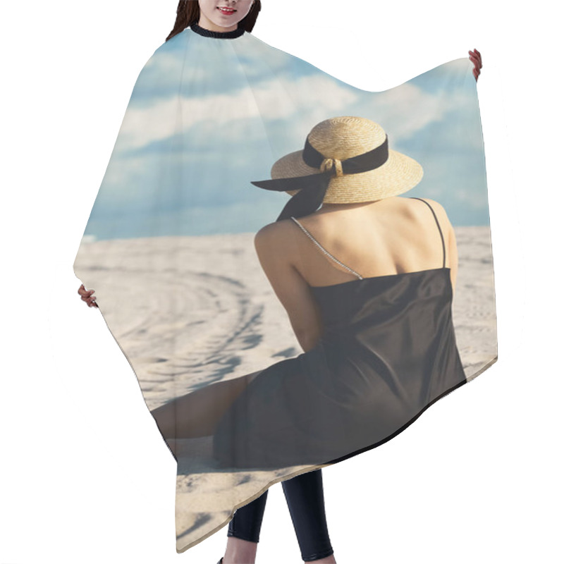 Personality  A Young Woman In A Black Sundress And A Straw Hat Sits On The White Sand Beach In Miami, Florida, Gazing Out At The Ocean. Hair Cutting Cape