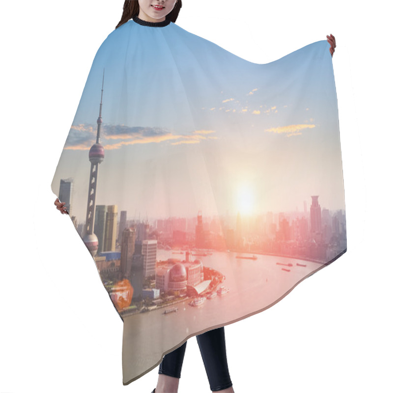 Personality  Shanghai  In A Beautiful Dusk Hair Cutting Cape