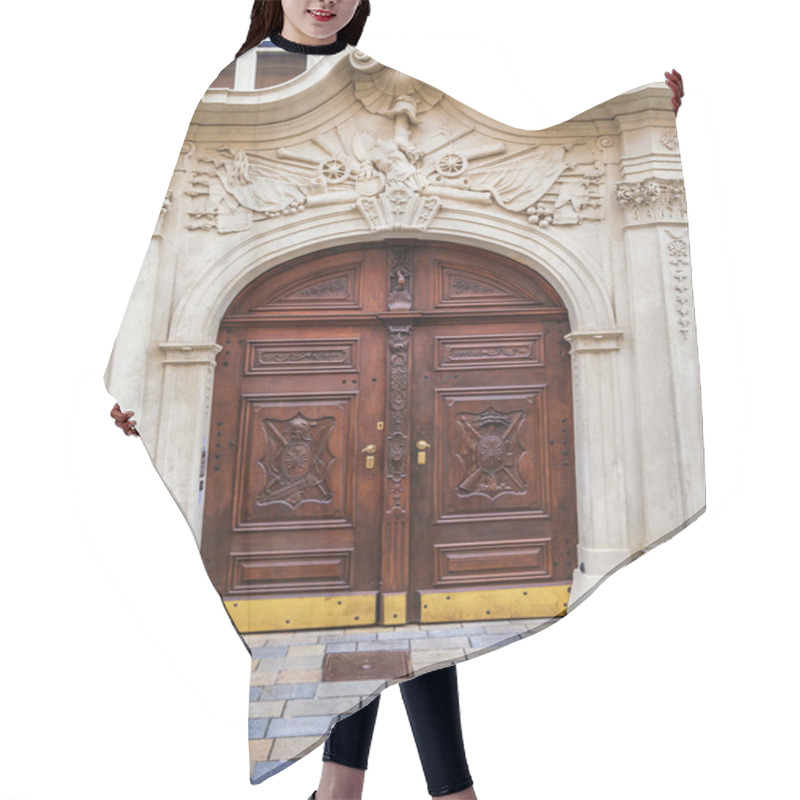 Personality  Old Wooden Door And Facade Hair Cutting Cape