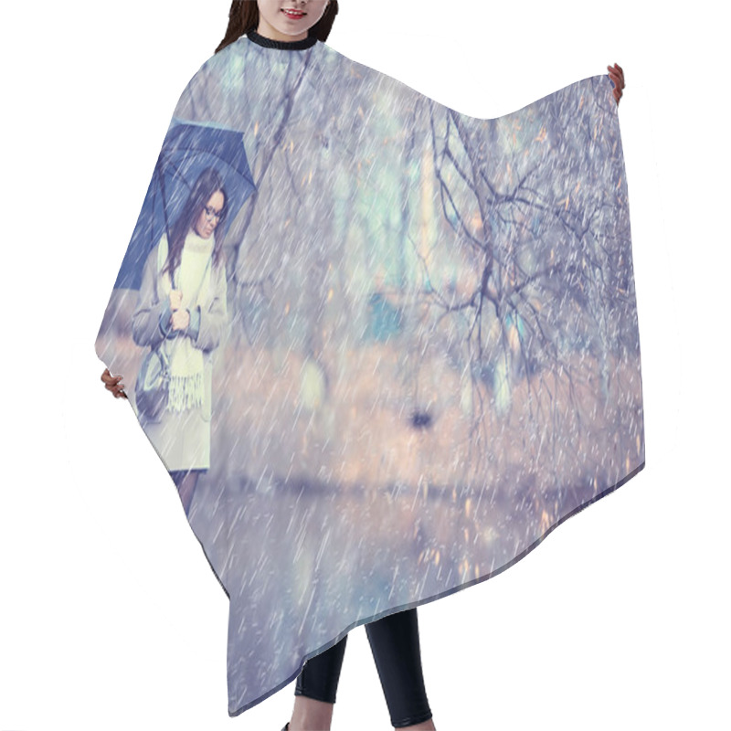 Personality  Autumn Raindrops Model / Rain Weather, Girl Autumn Look, Splashes And Raindrops In The Wind, October In The City Hair Cutting Cape