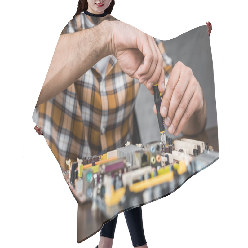 Personality  Cropped Shot Of Computer Engineer Repairing Motherboard With Screwdriver Hair Cutting Cape