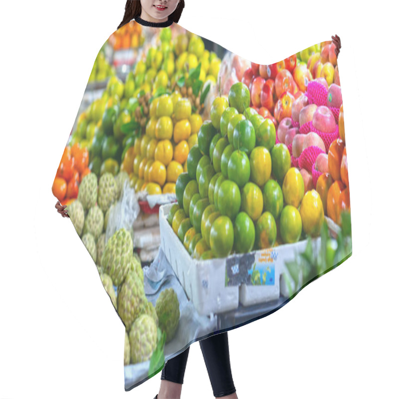 Personality  Fruit Shops In The Market With All Kinds Like: Tangerines. Pomegranate, Orange, Apple, Pear, Grape, Mango, Dragon Fruit, Lychee ... All Arranged On Shelves Look Attractive And Eye-catching. Hair Cutting Cape